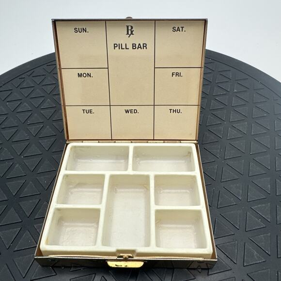 Stunning Vintage Gold Mesh Sequin Pill Box Organizer - Picture 5 of 9